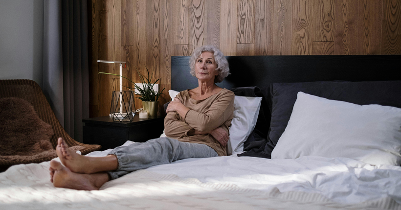 Persona mayor en la cama