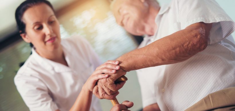 Reeducación de la marcha con bastón en personas con demencia (II). Pasos