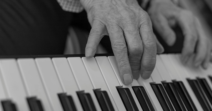 Hombre mayor tocando el piano