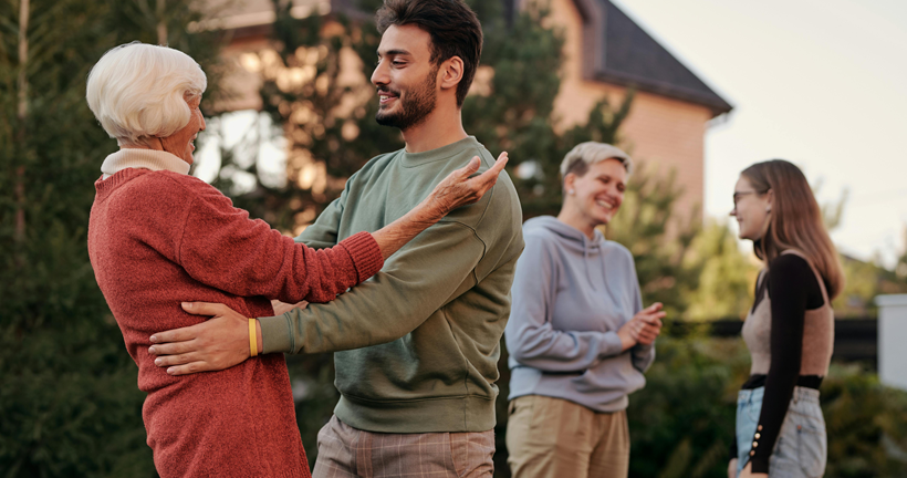Una mujer junto a su nieto.
