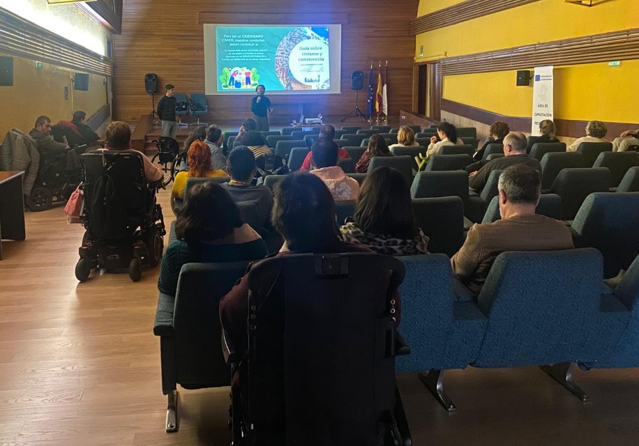 Grupo de asistentes a la charla en el CRMF.