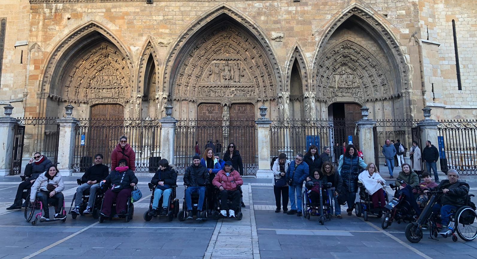 Grupo de personas usuarias en la catedral.