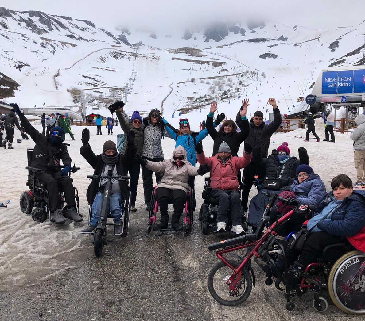 Un momento durante la actividad en la estación de esquí de San Isidro.