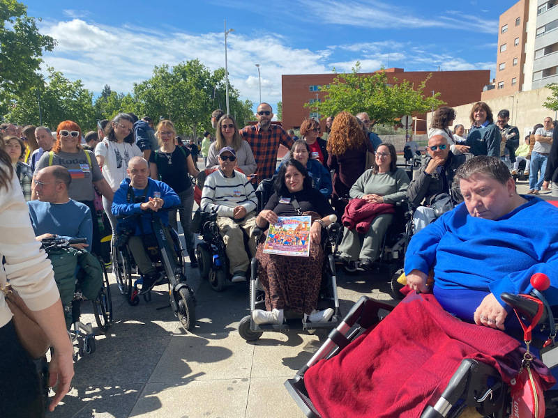 Personas usuarias del CRMF de Albacete participan en la 18ª Marcha por la Igualdad.